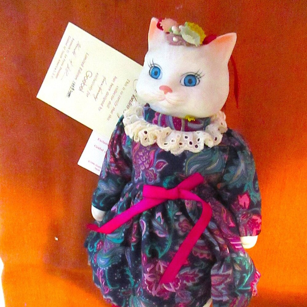 Goebel Victoria Ashlea Porcelain Turkish Angora White Kitty "Ruffels" 1990's New